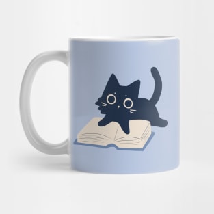 cat on pile of books Mug